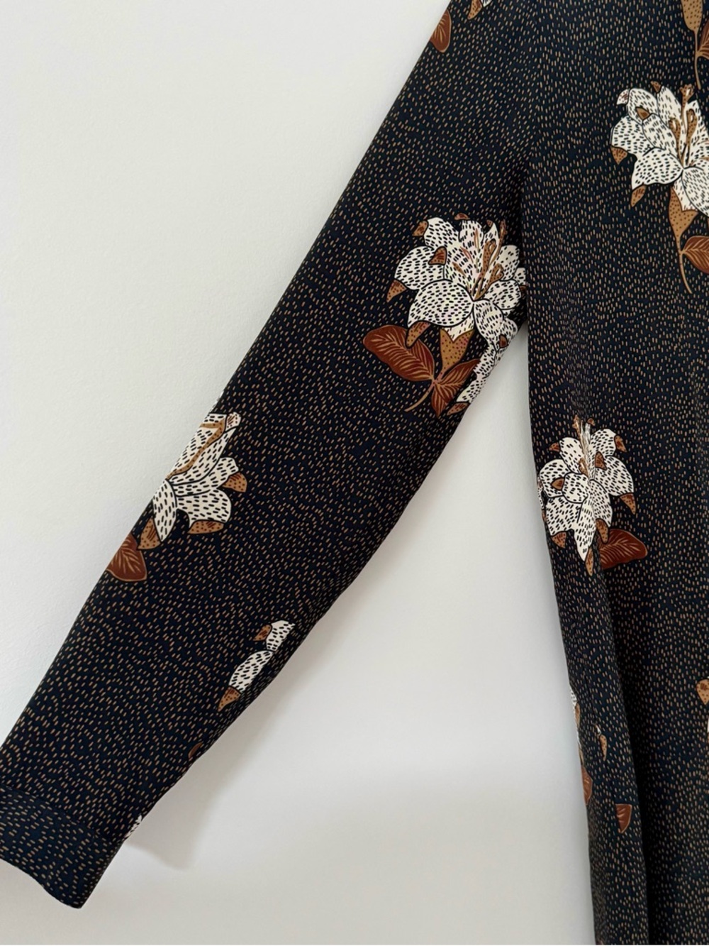 NWOT Stone Cold Fox Rare Satin Printed Tunic Top, Black Floral Speckle – Size 0 - Picture 4 of 7